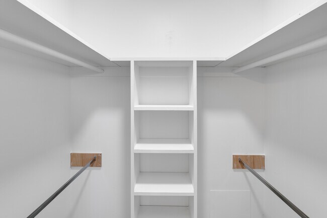 Building Photo - 5415 E 17th St