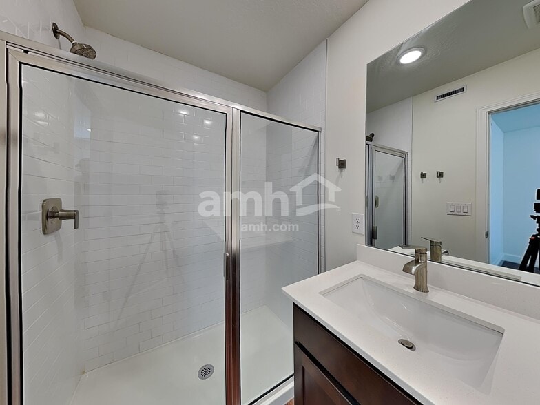 Building Photo - 6018 W South Jordan Pky