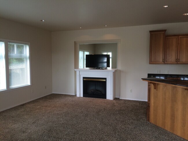 Building Photo - 4 Bedroom Home on The Links Golf Course! Utilities & Landscaping Included!