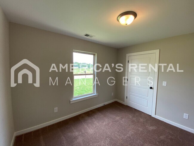 Building Photo - Home for Rent in Talladega, AL!!! Available to View!