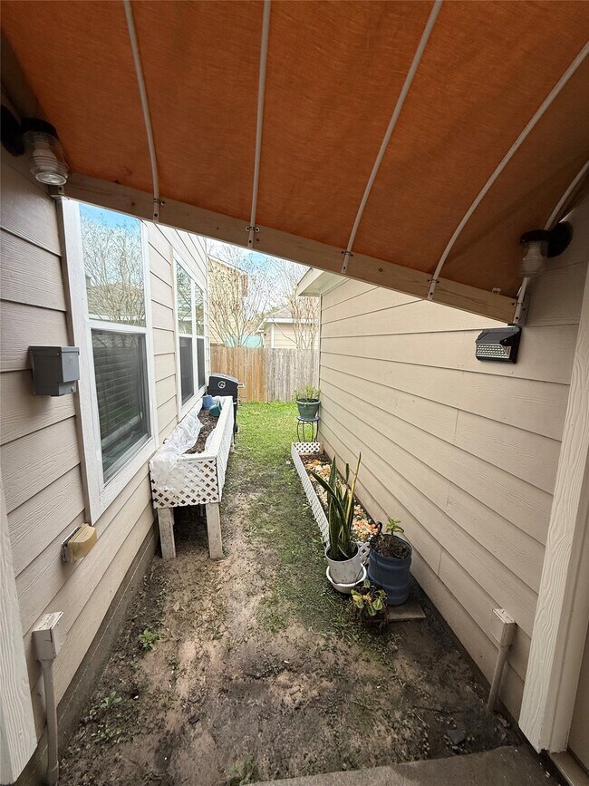 Building Photo - 11930 Jelicoe Dr