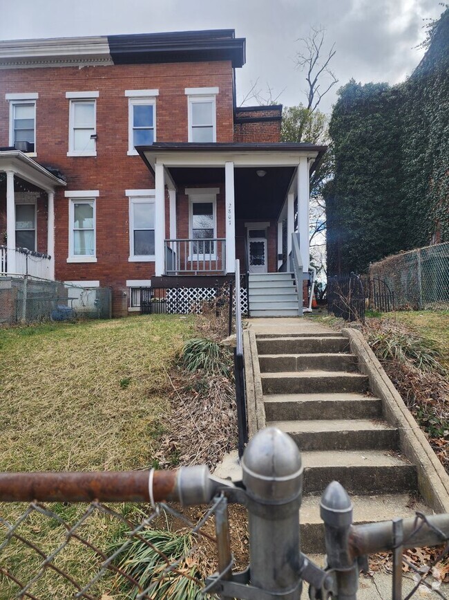 Building Photo - Spacious 3 Bedroom Home Available In West ...