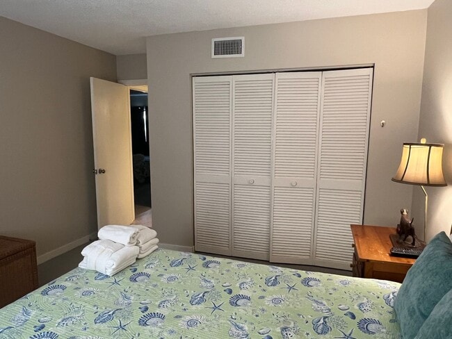 Building Photo - Unfurnished First Floor 3BR Condo in Sea P...