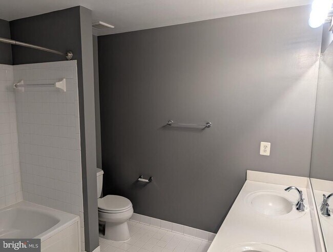 Building Photo - 1891 Crescent Park Dr