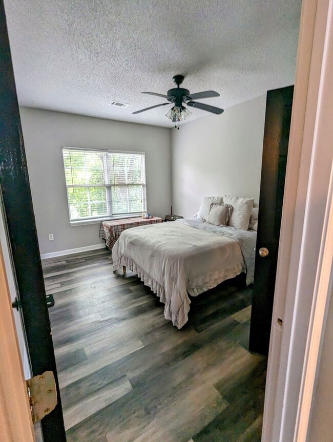 Building Photo - 3 Bedroom 3 Bath Townhome Close to GCSU in The Grove