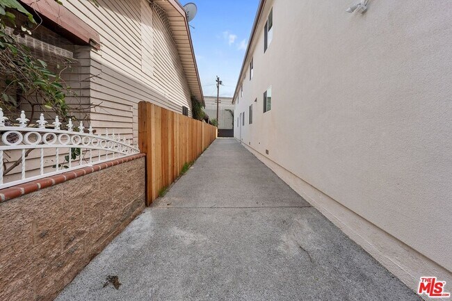 Building Photo - 5912 S Flower St