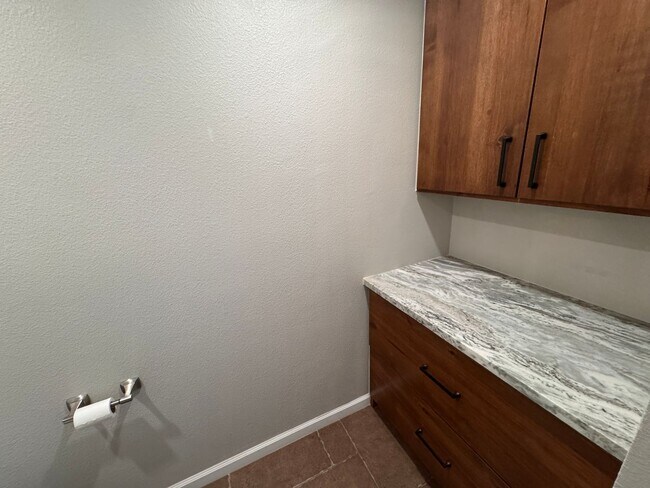 Building Photo - 4860 Lakeside Dr