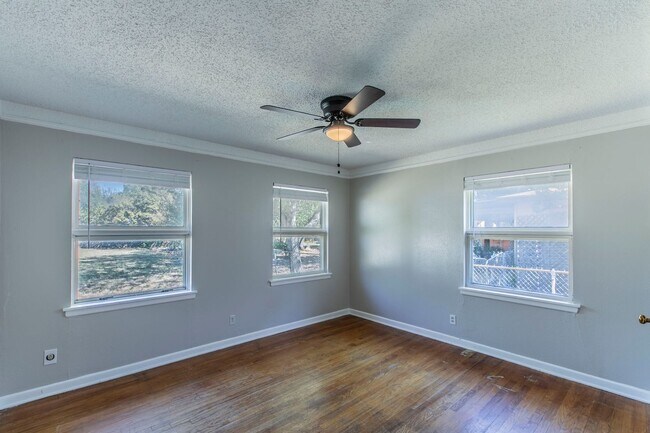 Building Photo - Stylish & Spacious 3-Bed Home