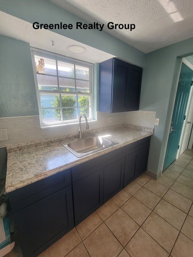 Building Photo - Updated 1 Bed/1 Bath Apt - Water/Sewer/Trash Included in Rent - Private Fenced-in Back Patio - Ti...
