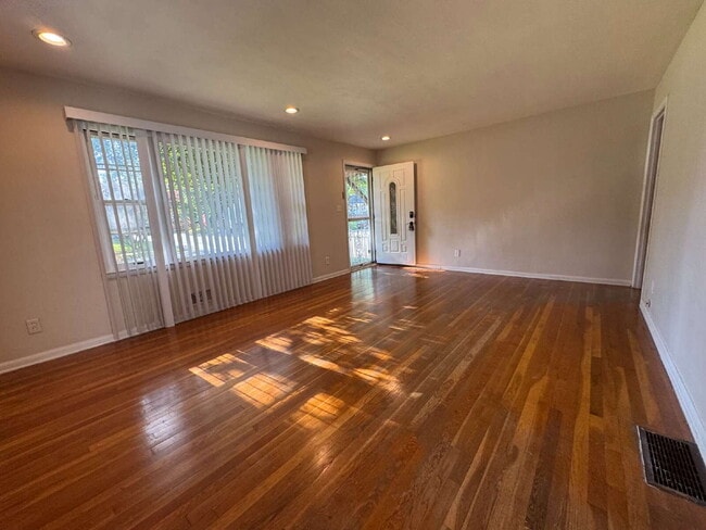 Building Photo - SPACE, CHARM & FLEXIBILITY — ALL IN ONE 3 BED, 1 BATH HOME!