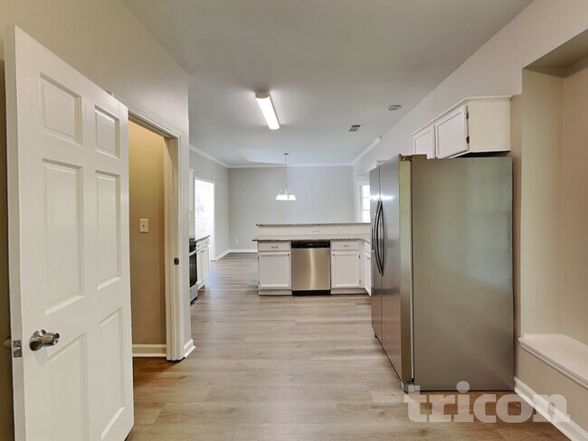 Building Photo - 4390 Pinewalk Dr