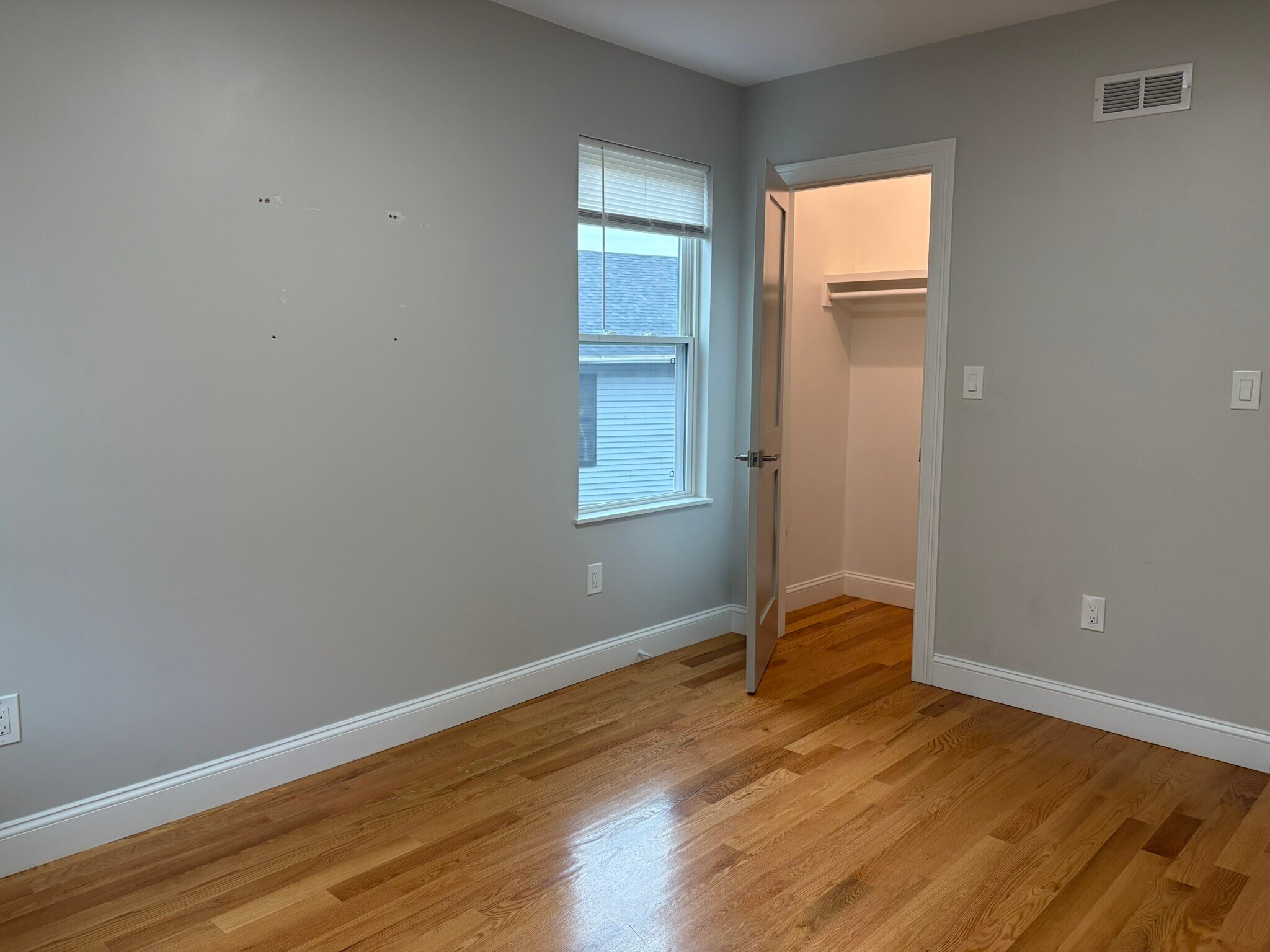 Building Photo - 595 Main St