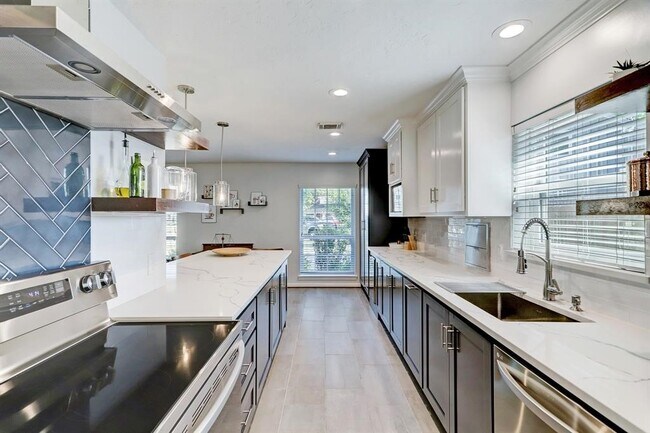 Building Photo - 9738 Derrik Dr