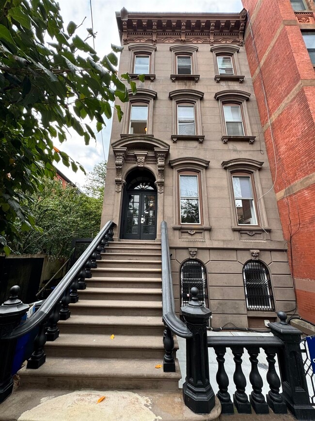 Building Photo - 325 Montgomery St