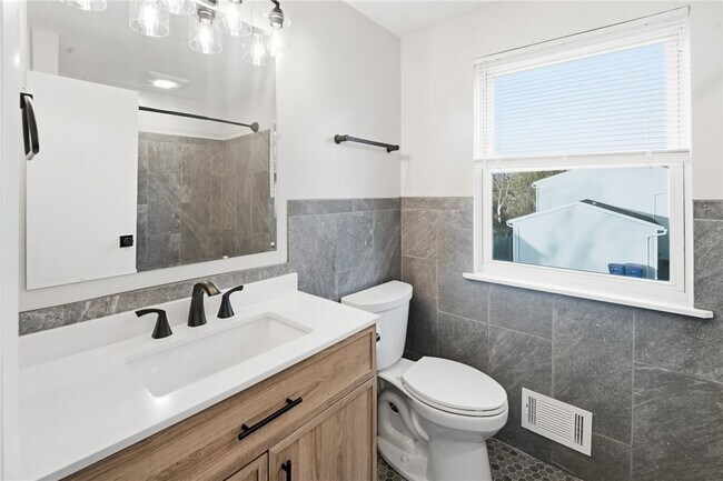 Building Photo - 17 Willowick Dr