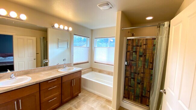 Building Photo - 10690 NW Jordan Ln