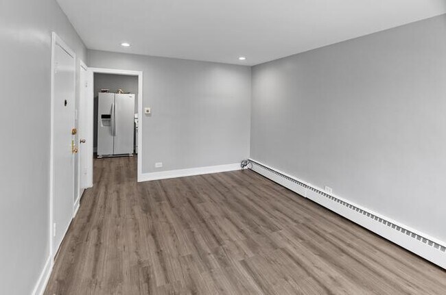 Building Photo - 2823 W Balmoral Ave