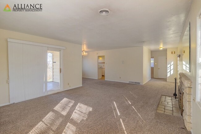 Building Photo - Cute Home Near Anneberg Park!