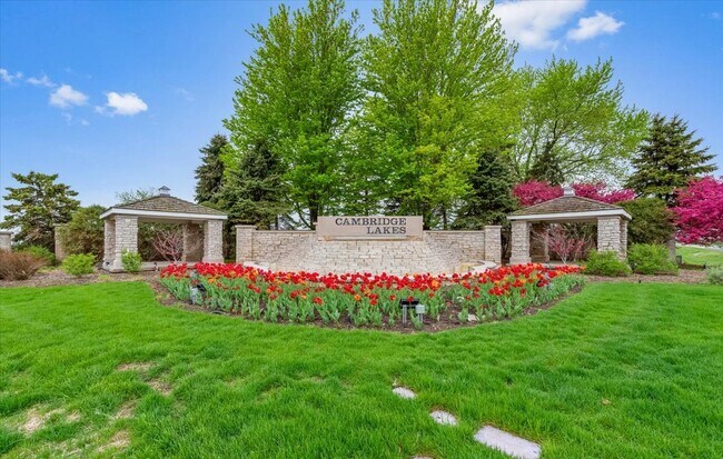 Building Photo - 2215 Aurora Dr