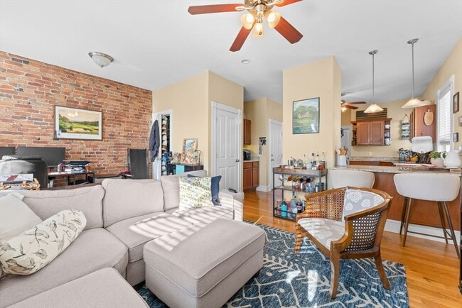 Building Photo - 470 E 6th St