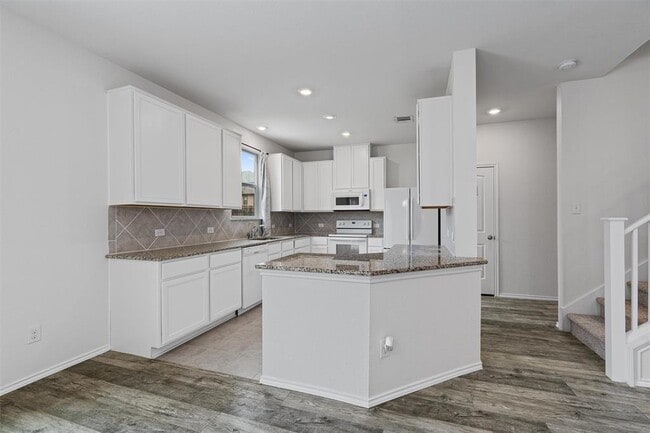 Building Photo - 305 Los Cobos Ln