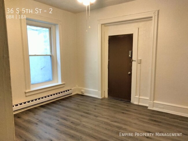 Building Photo - 1st Floor-Studio / 1 Bathroom Apartment in...