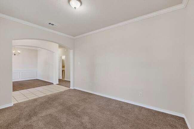 Building Photo - Spacious & Stylish Home in Quail Run-North...