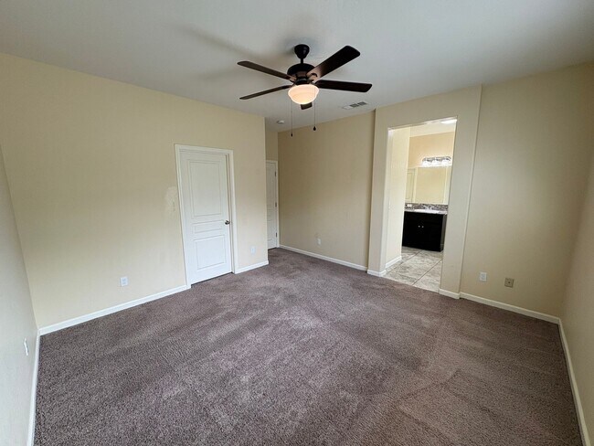 Building Photo - SE Visalia home Available Now!