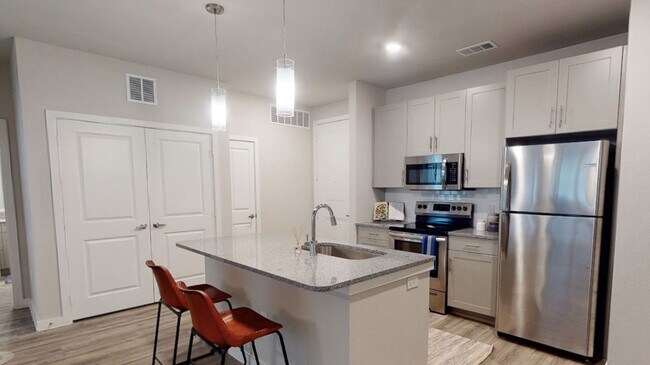 Building Photo - 2 Bed w/ $1,000 Gift Card + 6 Weeks Free —...