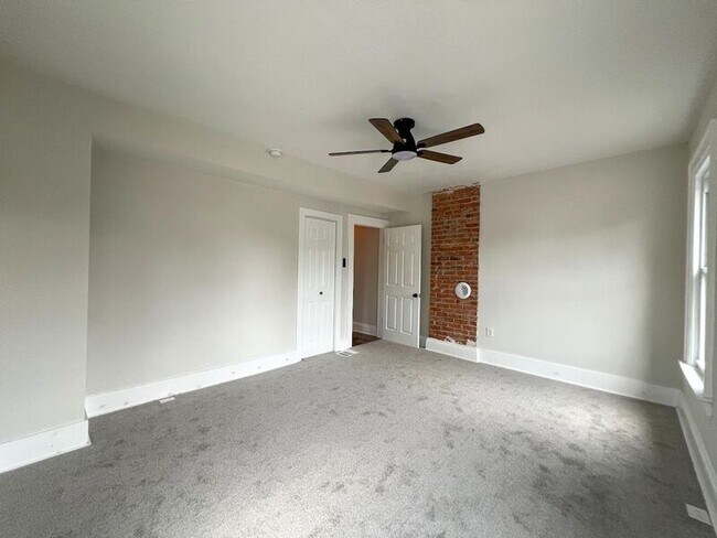 Building Photo - 927 S Champion Ave