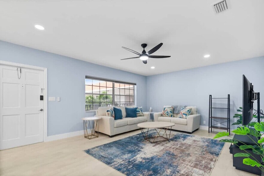 Building Photo - 2424 NE 9th St