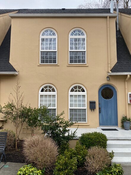 Building Photo - 909 NE Brazee St