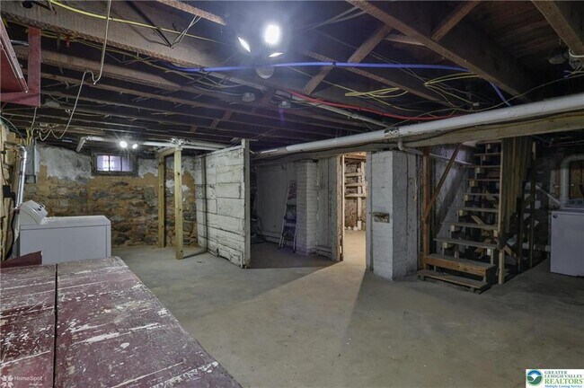 Building Photo - 611 Center St