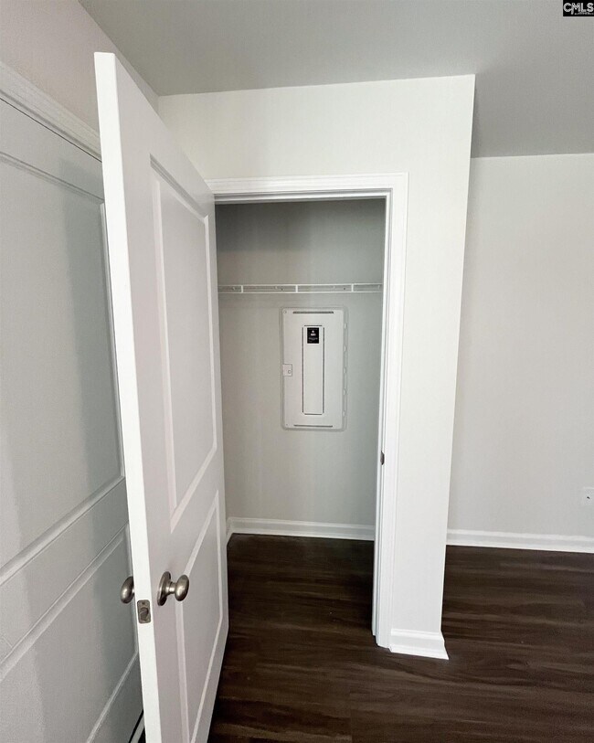 Building Photo - 811 Coburg Ln