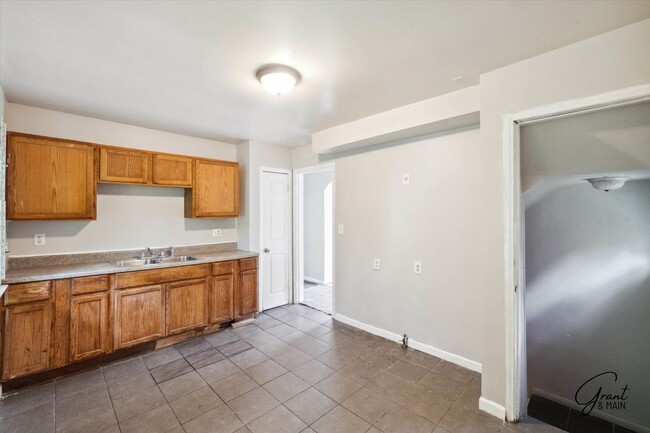 Building Photo - $1,200/month - 3 Bed 1 Bath