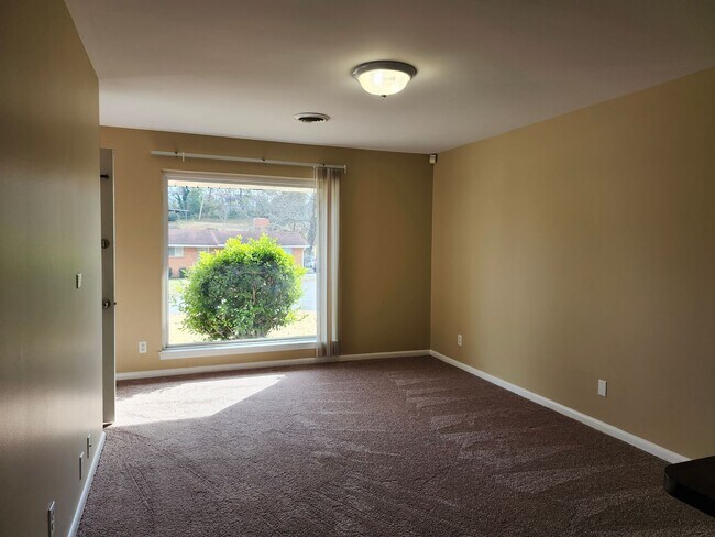 Building Photo - 827 Darryl Ln