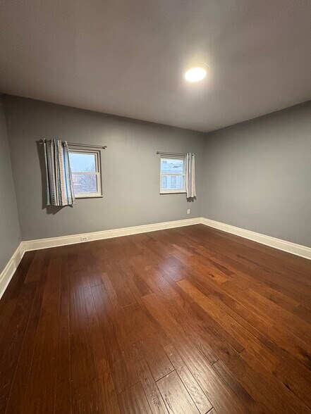 #4- $600 plus utilities available August 2026 - 516 Cato St