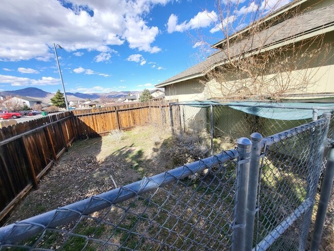 Building Photo - 323 Stillwater Dr