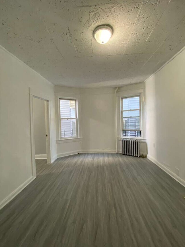 Building Photo - 34 Van Cortlandt Park Ave