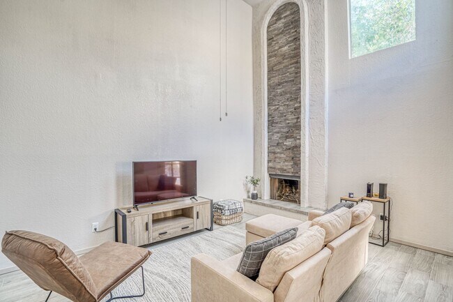 Building Photo - 311 Zenith Dr