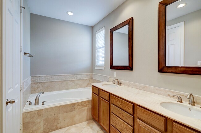 Spa tub - 3542 Cline St