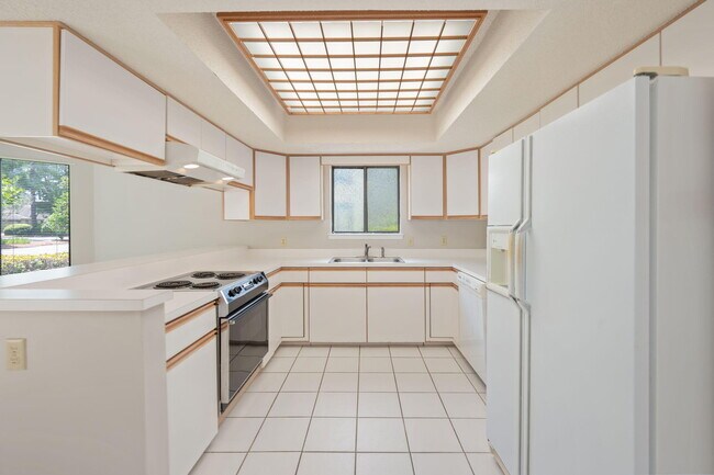 Building Photo - 1219 Oakmont Dr