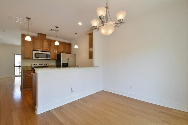 Building Photo - 13420 Lyndhurst St