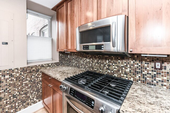 Building Photo - Luxury Two Bedroom near DuPont + Parking