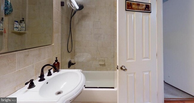 Building Photo - 31 Canterbury Square