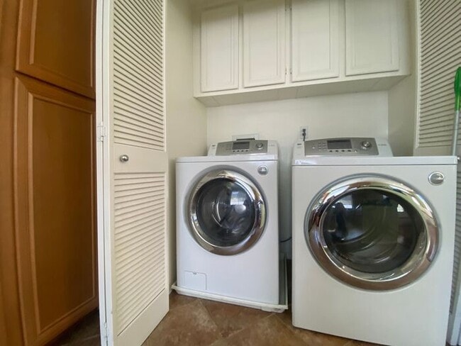 Building Photo - Gorgeous 3 bed 3 1/2 bath Townhome with be...