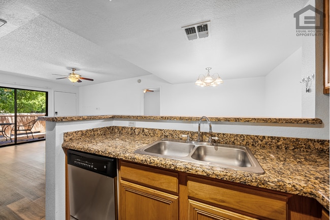 Building Photo - 2Bed/2Bath Condo at Thunderbird Rd/59th Ave! Ready for Immediate Move-In!