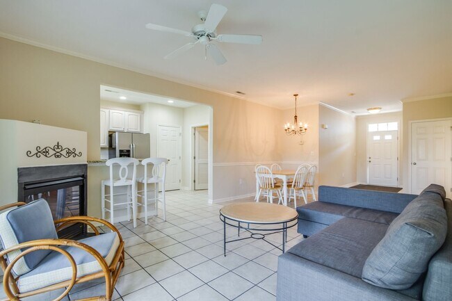 Building Photo - Year Round first floor apartment, convenie...