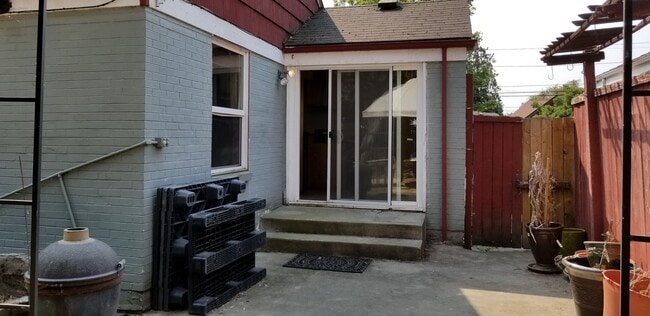 Building Photo - One Block to Lake Washington, Available Aug 1st