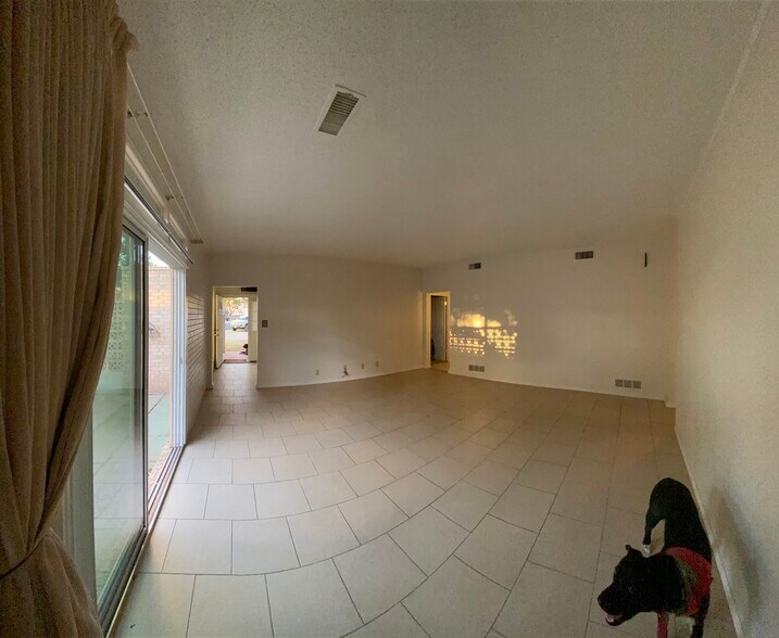 Living Room - 2901 W Illinois Ave